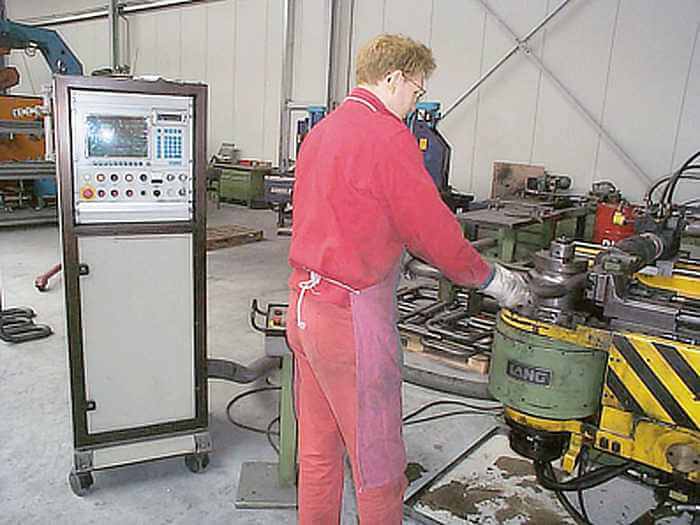 An der Biegemaschine An der Biegemaschine