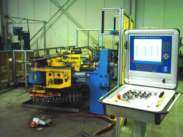 Biegeroboter mit Steuerung Biegeroboter mit Steuerung