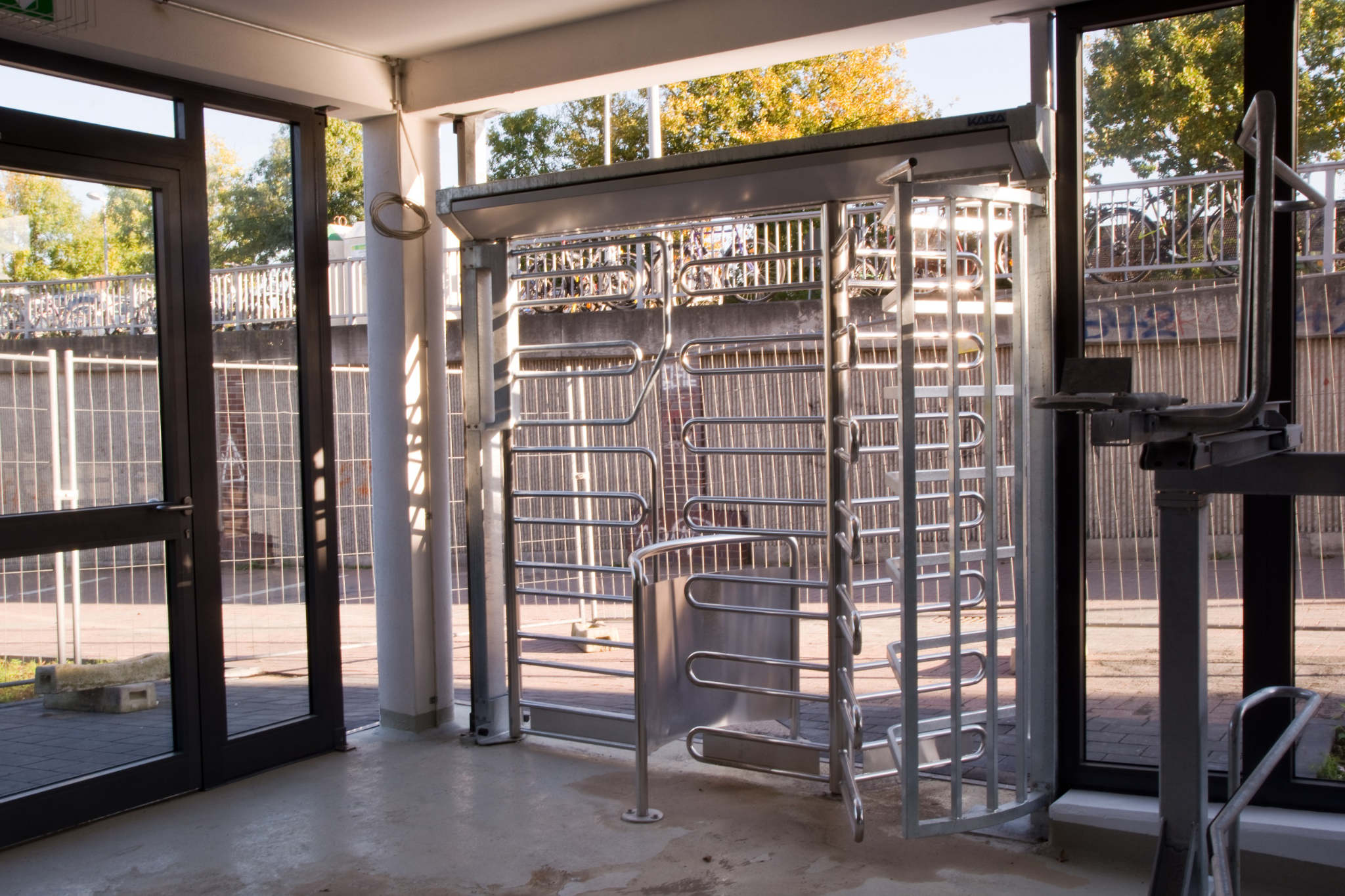 Einhausung ZUGANGSKONTROLLEN Einhausung ZUGANGSKONTROLLEN