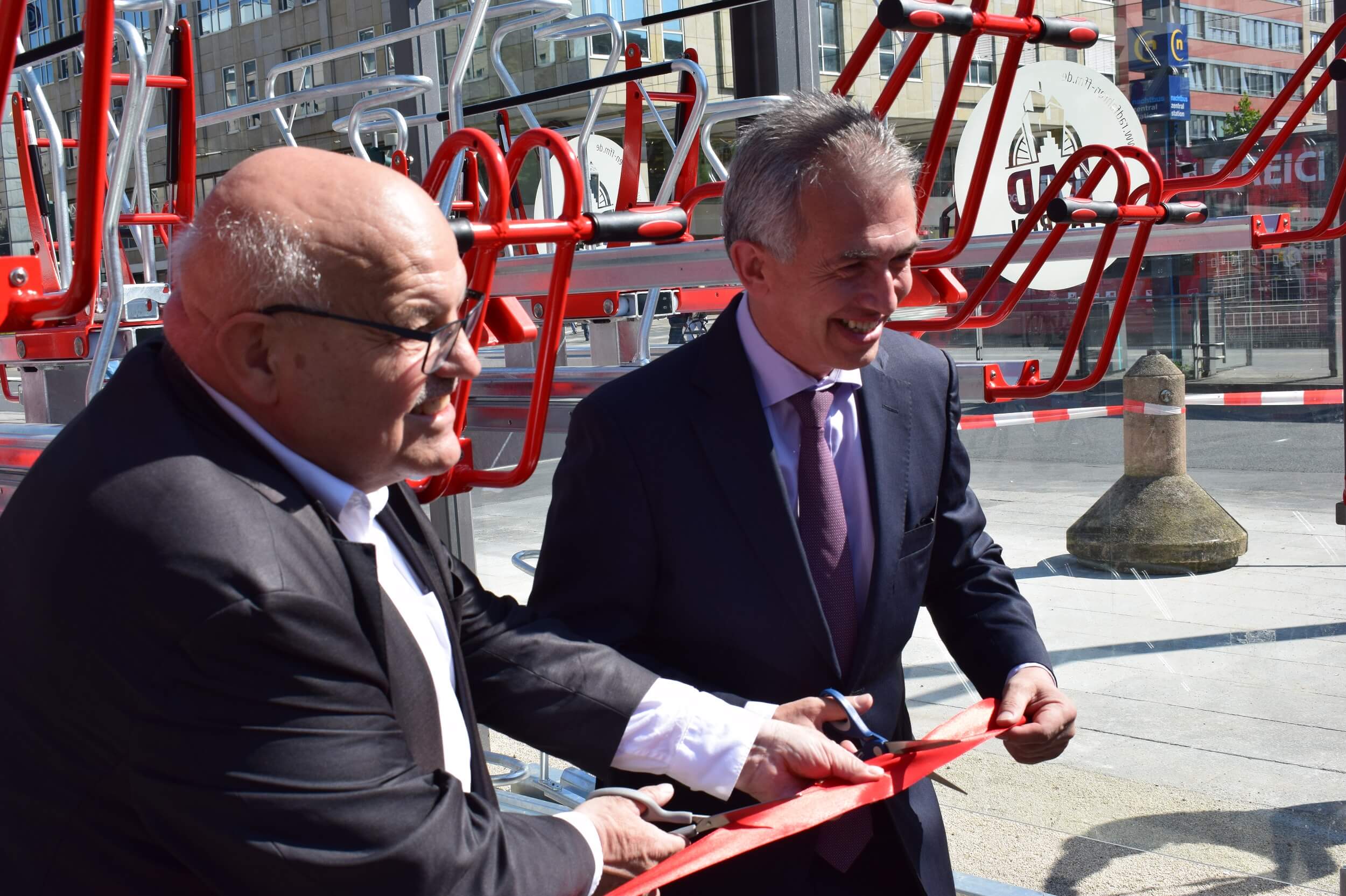 Frankfurts Oberbürgermeister Peter Feldmann und Verkehrsdezernent Klaus Oesterling bei der Einweihung der neuen Fahrradabstellanlage an der Konstablerwache. Copyright Stadt Frankfurt Fahrradständer & Fahrradparker - DOPPELSTOCKPARKER