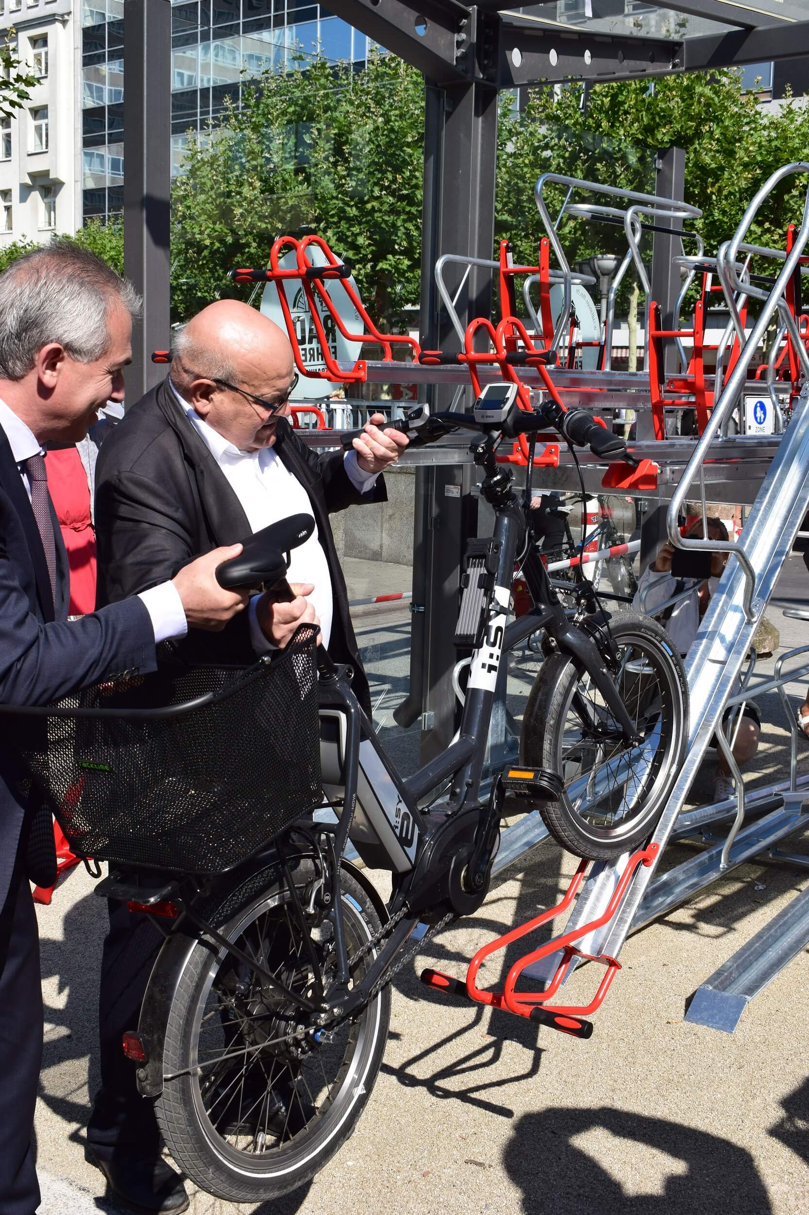Frankfurts Oberbürgermeister Peter Feldmann und Verkehrsdezernent Klaus Oesterling bei der Einweihung der neuen Fahrradabstellanlage an der Konstablerwache. Copyright Stadt Frankfurt Fahrradständer & Fahrradparker - DOPPELSTOCKPARKER