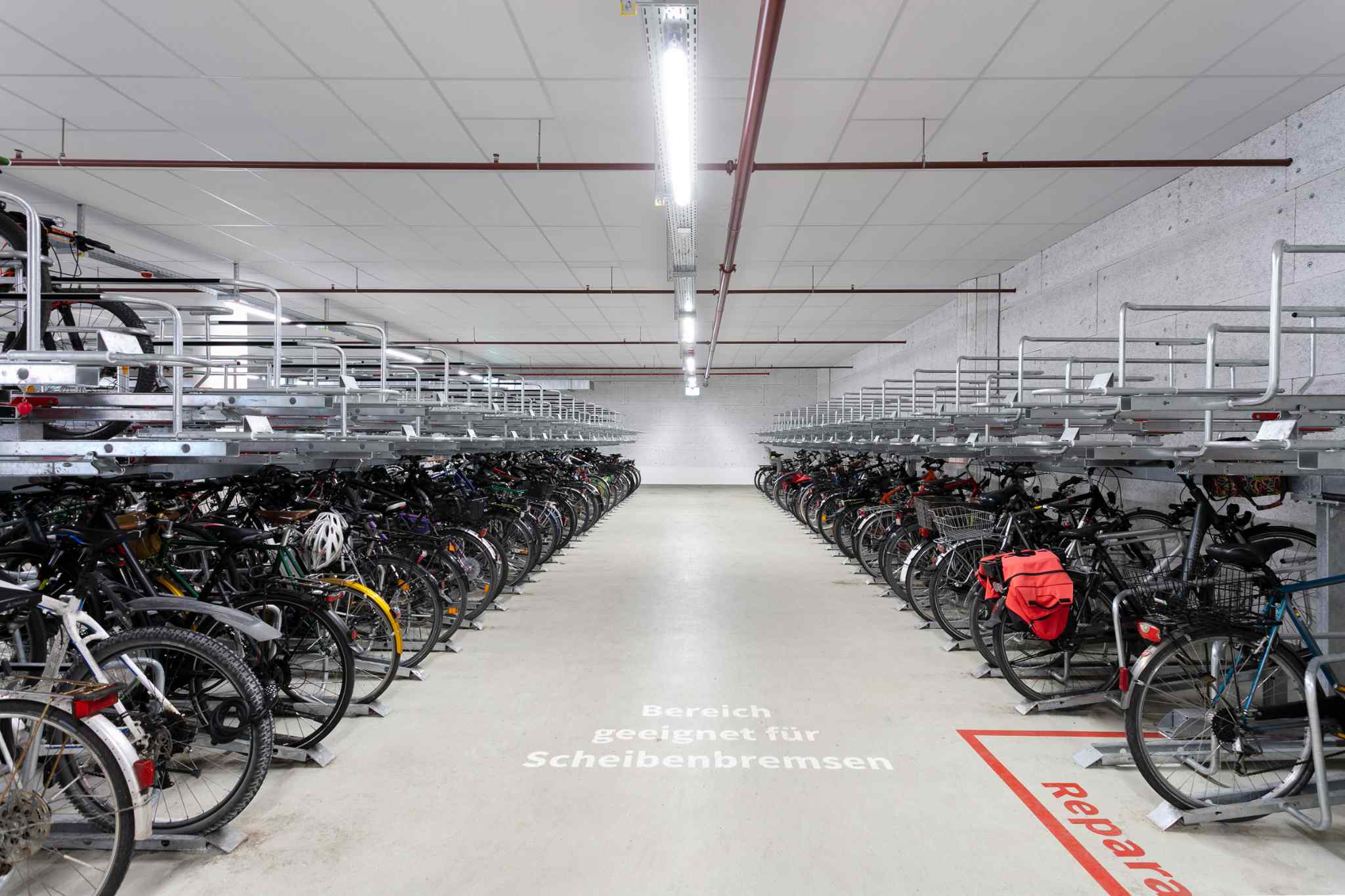 Fahrradparkhaus Augsburg: über 500 Fahrradparkplätze, Lastenrad-Stellplätze, Schließfächer und Servicestation Produkte - Radstation/Fahrradparkhaus: Ausstattung