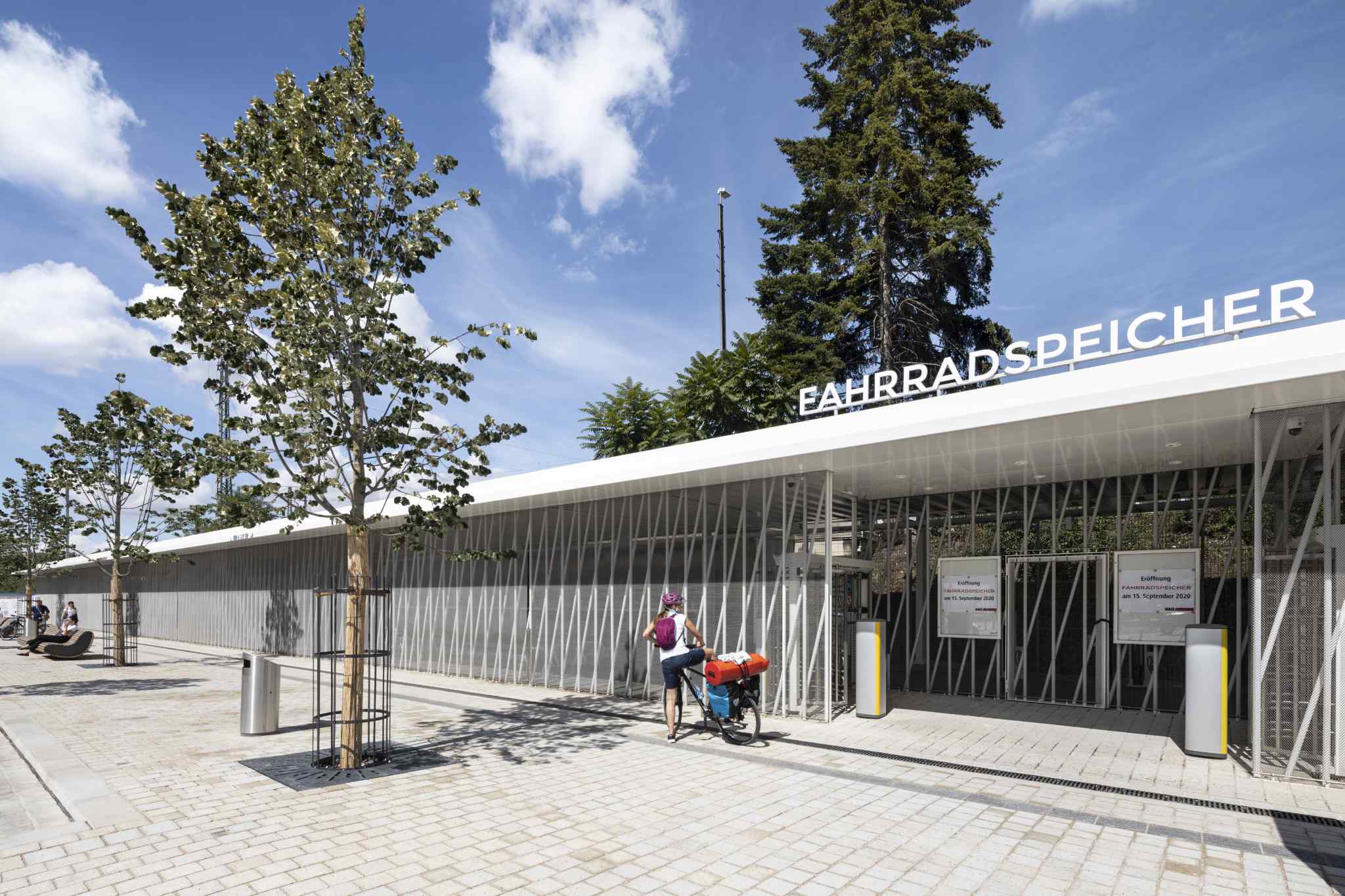 Fahrradparkhaus Nürnberg: Stellplätze für über 400 Räder, 48 Schließfächer und 2 Servicestationen Produkte - Radstation/Fahrradparkhaus: Ausstattung