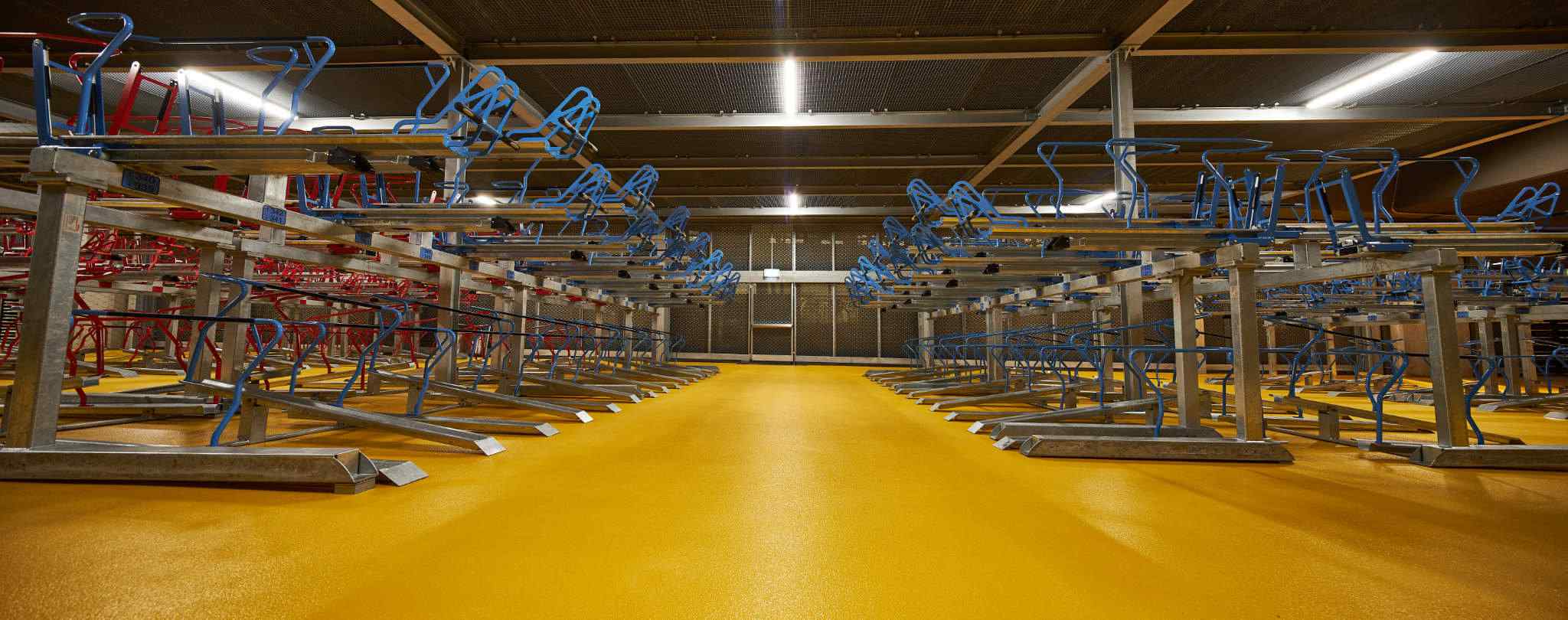 Fahrradparkhaus Mainz:Stellplätze für 1.032 Fahrräder, 10 ARETUS-Fahrradboxen, 22 Safemodule mit Ladeoption Produkte - Radstation/Fahrradparkhaus: Ausstattung