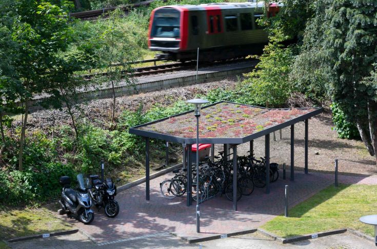 FLACH & GRÜN FLACH & GRÜN Fahrradüberdachung – Grüne Architektur mit vielseitigem Einsatzpotenzial