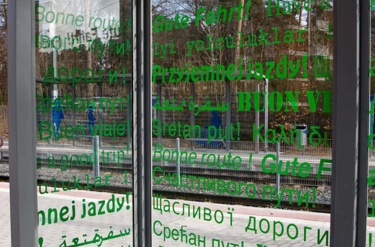 SCHEIBENGESTALTUNG SCHEIBENGESTALTUNG Zubehör – Maßgeschneiderte Gestaltung für Fahrgastunterstände